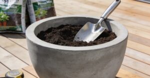 Ile waży litr ziemi? Przelicz, ile kilogramów waży worek 50 litrów