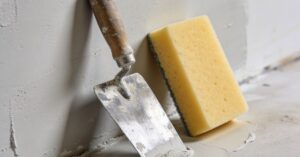 Gąbkowanie tynku po jakim czasie wygładzać tynk gipsowy, by był gładki?